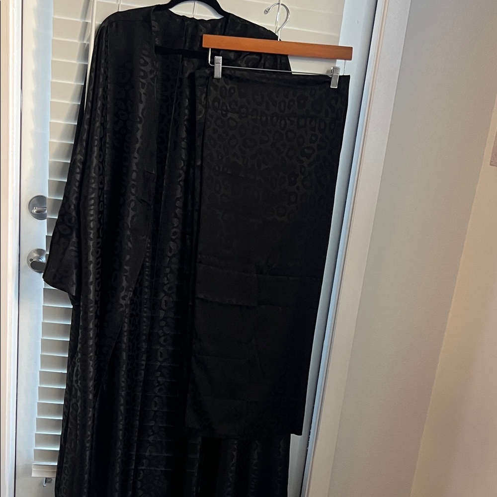Black Tonal Animal Print Robe Wrap with shawl One Size NWOT